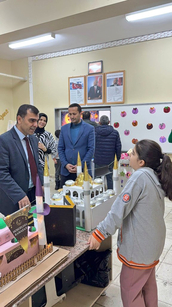 yesilyurtmem44's tweet photo. #MaarifinKalbindeRamazan etkinlikleri kapsamında öğrencilerimizin emekleriyle hazırlanan Ramazan temalı sergiye katıldık.

Minik yüreklerin ortaya koyduğu çalışmalar; paylaşmanın, sabrın ve bereketin en güzel yansımasıydı.🙏

📍 Begüm Kartal İO

@tcmeb @MalatyaMem @behcet_bakir https://t.co/XglmocsmTW