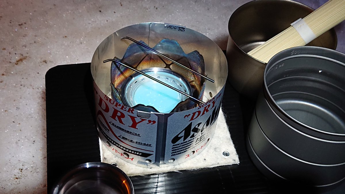 ri_kai's tweet photo. 氷点下近くでも、プラダンテーブルでそのままアルストは✕
①固形燃料で沸騰時間を測定中、nakedlabo Aramid sheetを貫通してテーブル少し溶ける*
②FireDragon中は高さ調整兼ねて足台をかませて対応
→アルストの吸気が改善
③2重風防、足台のまま液体アルコールで測定中、アルスト熱暴走し* https://t.co/rkipPHqko5