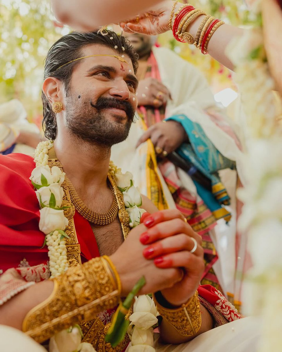 telugufilmnagar's tweet photo. Moments to cherish for a lifetime 🥹
The couple just made their dream a reality!!❤️

#ViRosh 
#VijayDeverakonda #RashmikaMandanna #TeluguFilmNagar https://t.co/7FNOBGnb3c
