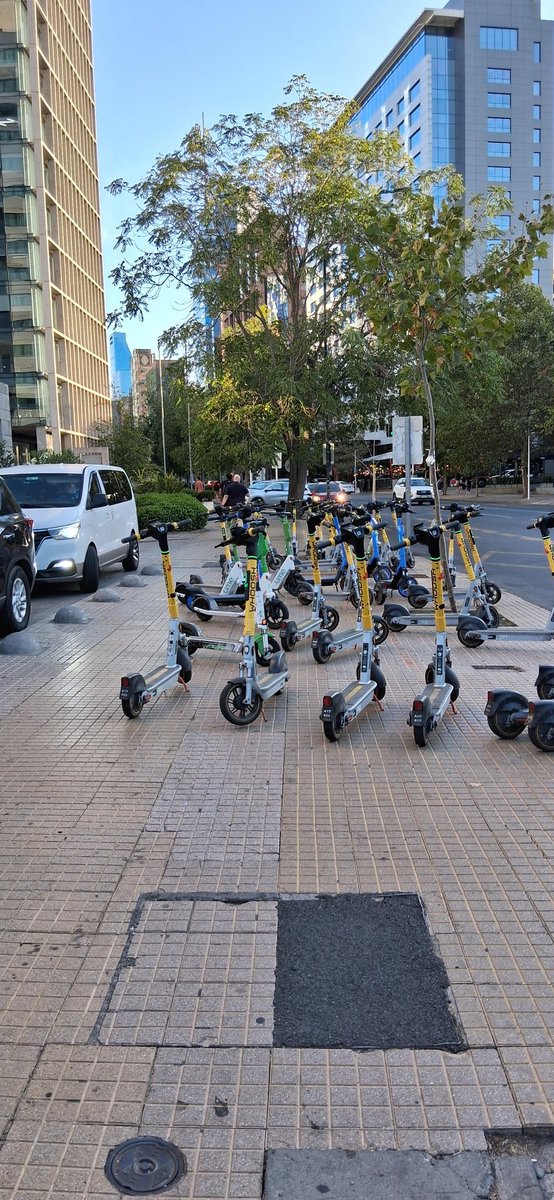 tuto666's tweet photo. @Muni_LasCondes Vereda para peatones o estacionamiento? Nueva Tajamar con Vitacura https://t.co/fZP4F2Zplc