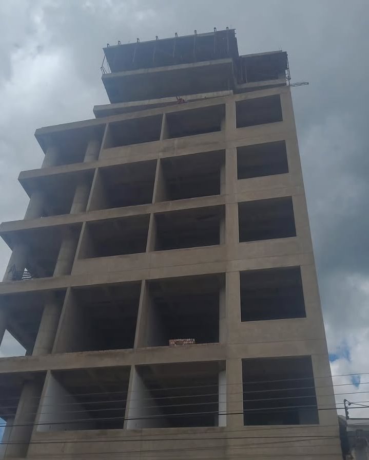 estrucpatologia's tweet photo. En los últimos tres pisos de esta estructura se pierde la continuidad de las columnas y pantallas, además las losas presentan una ligera rotación frente a las demás, lo que puede incrementar la torsión del edificio.
Que te parece este diseño?
#construccion #edificios #ingcivil https://t.co/f2cQ2GUCoT