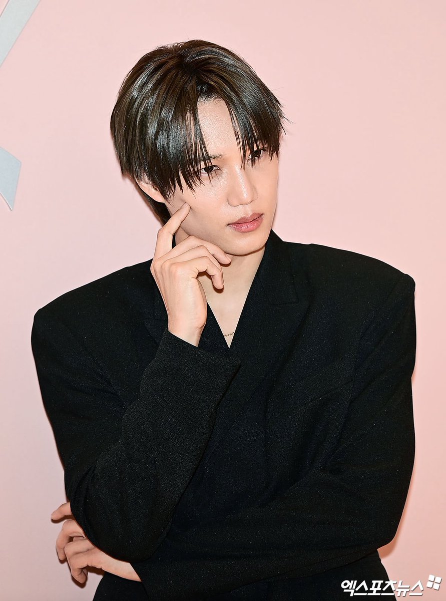 Kai attended the YSL LoveNude Beauty Hotel Pop-up Store at Shinsaegae Department Store in Gangnam today!! 😩💛