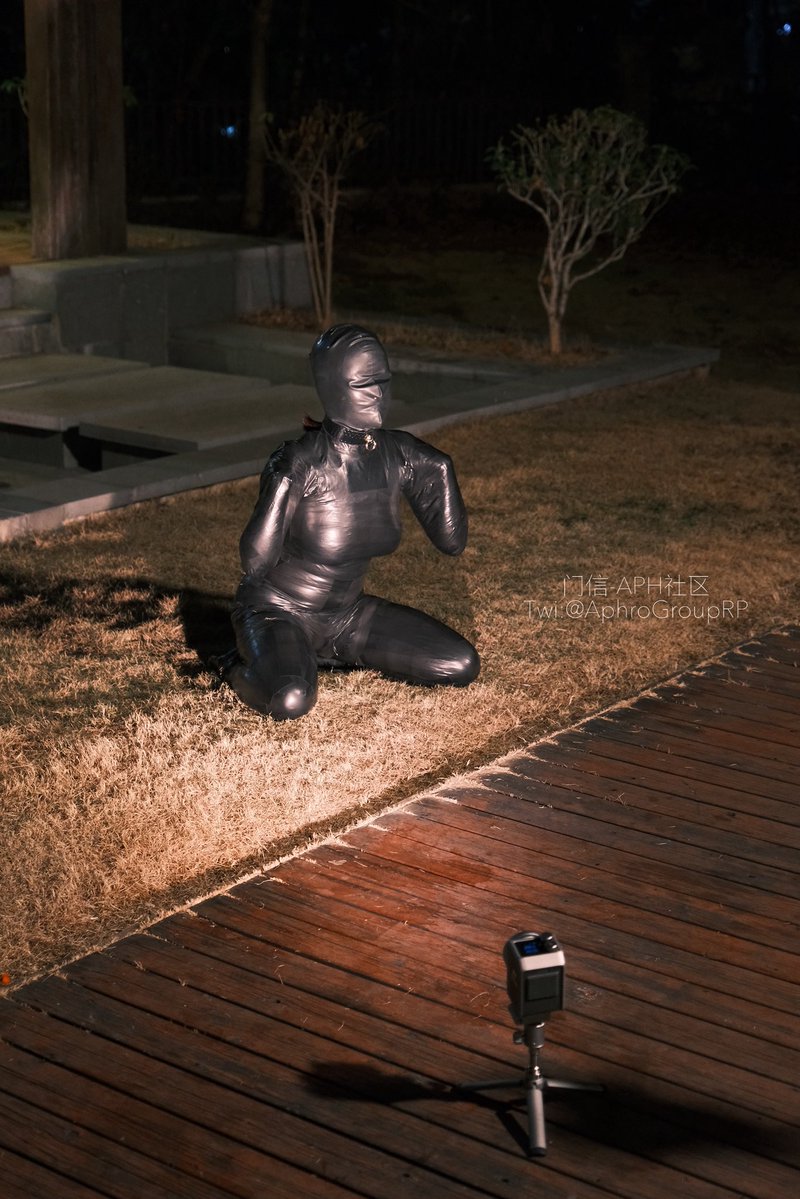 🐩，关上灯黑夜中都不知道是何种生物

 #拘束 #束缚 #bondage #全包 #木乃伊 #放置 #mummy #mummified #mummification #物化 #k9 #人形犬