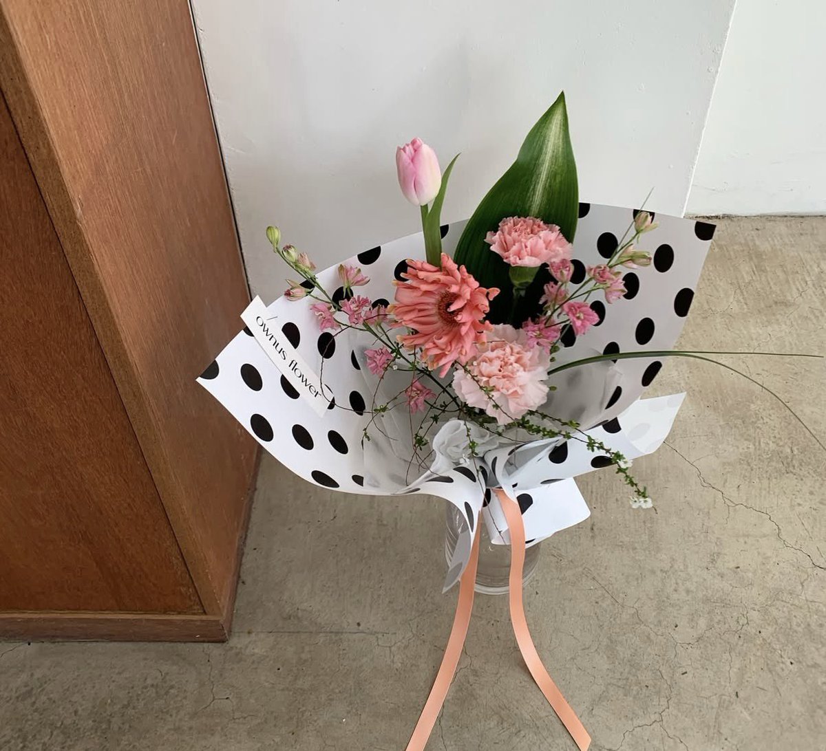 mylo_magazine's tweet photo. 韓国のお花屋さん…包み紙がドットだったりお花にストーンついてたりあまりに可愛すぎて反則🙂🙂 https://t.co/t0fOmT3cGL