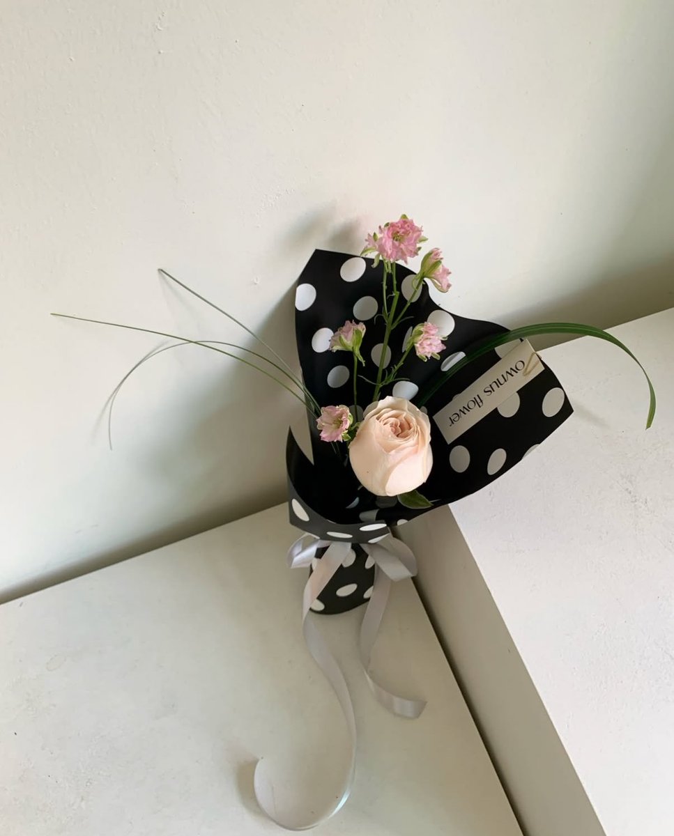mylo_magazine's tweet photo. 韓国のお花屋さん…包み紙がドットだったりお花にストーンついてたりあまりに可愛すぎて反則🙂🙂 https://t.co/t0fOmT3cGL