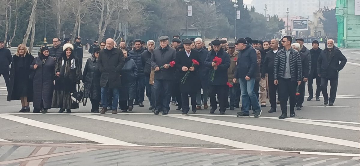 IsaGambar's tweet photo. Xocalı soyqırımının 34-cü ildönümündə Ana Harayı Abidəsinin qarşısında  şəhidlərimizi yad etdik.
Ermənistan və Rusiya hərbçilərinin bu birgə cinayətindən yüz illər keçsə də unutmayacağıq. 
Tanrı bütün şəhidlərimizin ruhunu şad etsin! https://t.co/TMqCeft60U