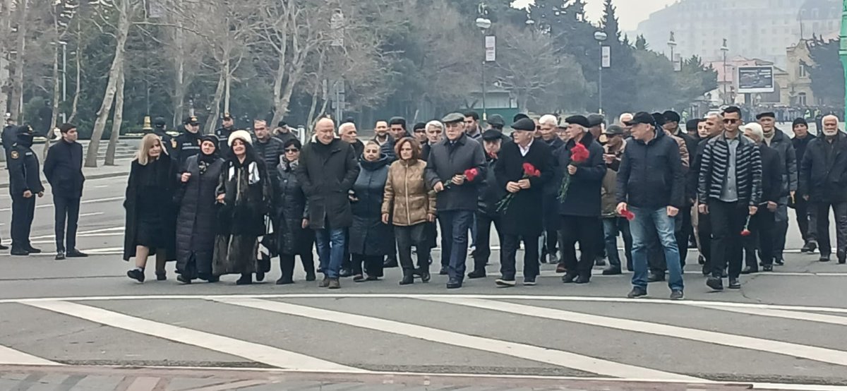 IsaGambar's tweet photo. Xocalı soyqırımının 34-cü ildönümündə Ana Harayı Abidəsinin qarşısında  şəhidlərimizi yad etdik.
Ermənistan və Rusiya hərbçilərinin bu birgə cinayətindən yüz illər keçsə də unutmayacağıq. 
Tanrı bütün şəhidlərimizin ruhunu şad etsin! https://t.co/TMqCeft60U