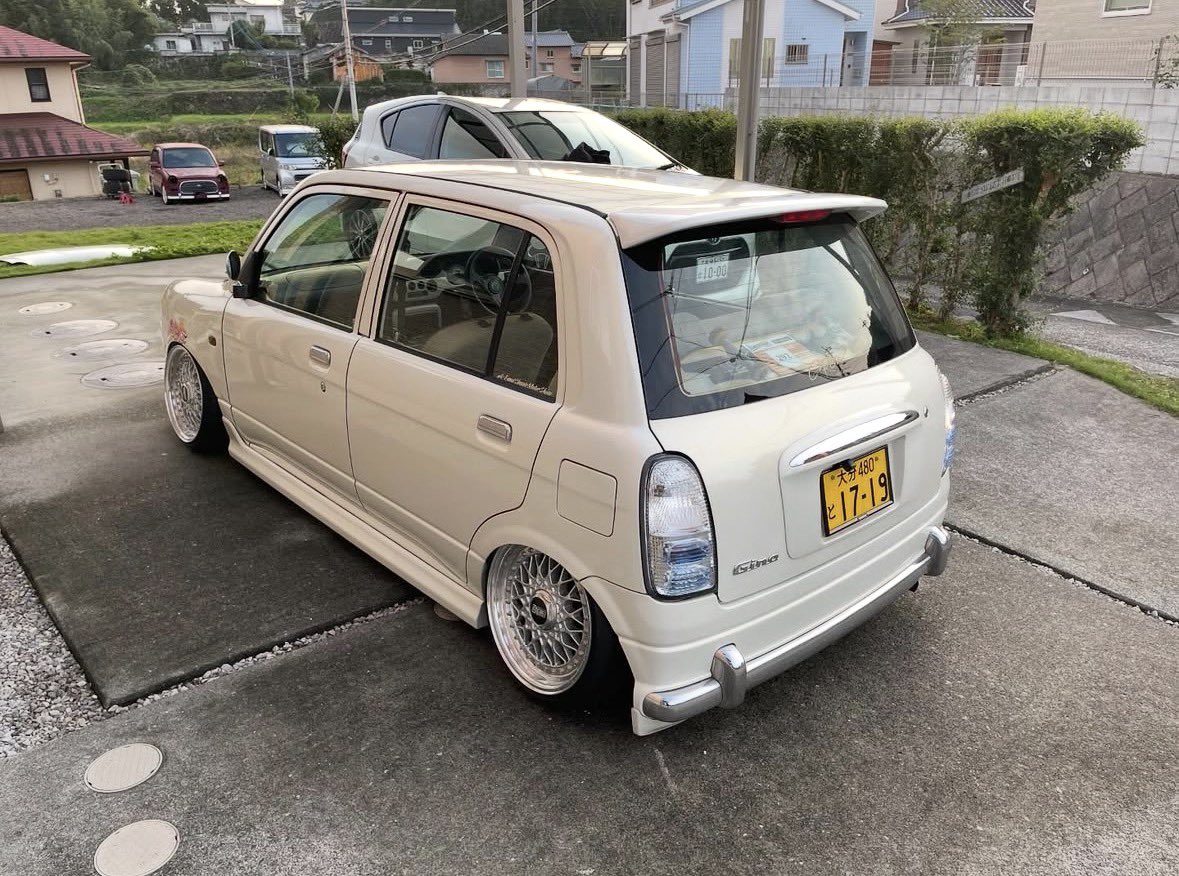 かわちぃジーノの何がすごいって
おもちゃ感覚で作った前オーナーとエンジン周りスッキリさせてインナー作っちゃうとこだよね
これに今乗れてるの凄い嬉しいし神
そして後ろから見てもかわちぃ