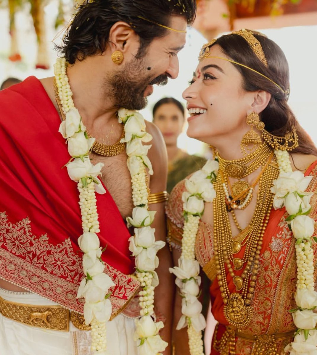 Rashmiically's tweet photo. It's feeling like a dreammm!!!!😭🧿✨ congratulations Mr. And Mrs.Deverakonda❤️ happy married lifeee!!!🧿
#RashmikaMandanna 
#VijayDeverakonda 
#ViRosh https://t.co/YBE8RbdJr4