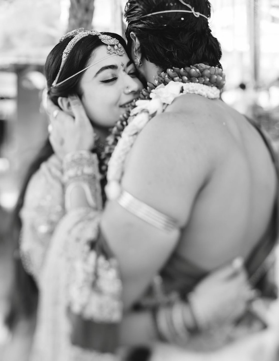 filmfare's tweet photo. #RashmikaMandanna and #VijayDeverakonda tie the knot in an intimate ceremony, with a wedding straight out of a dream. 💖

#Trending https://t.co/OdtBLv8lgM