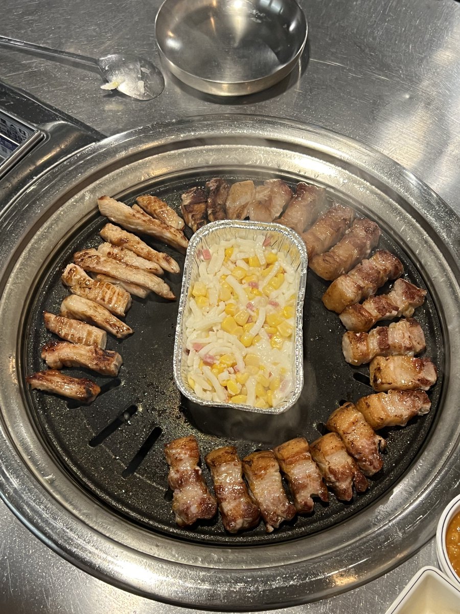 luveatluv's tweet photo. 📍혜화 육식주

대학로에서 삼겹살이 먹고싶어서 방문한 곳
이미 종로에서 유명한 것 같더라구요
삼겹살이랑 항정살 시켰고 다 구워주셔서 편했습니다
된장술밥이랑 같이 먹어야 식사의 완성 https://t.co/B4arGftFc4