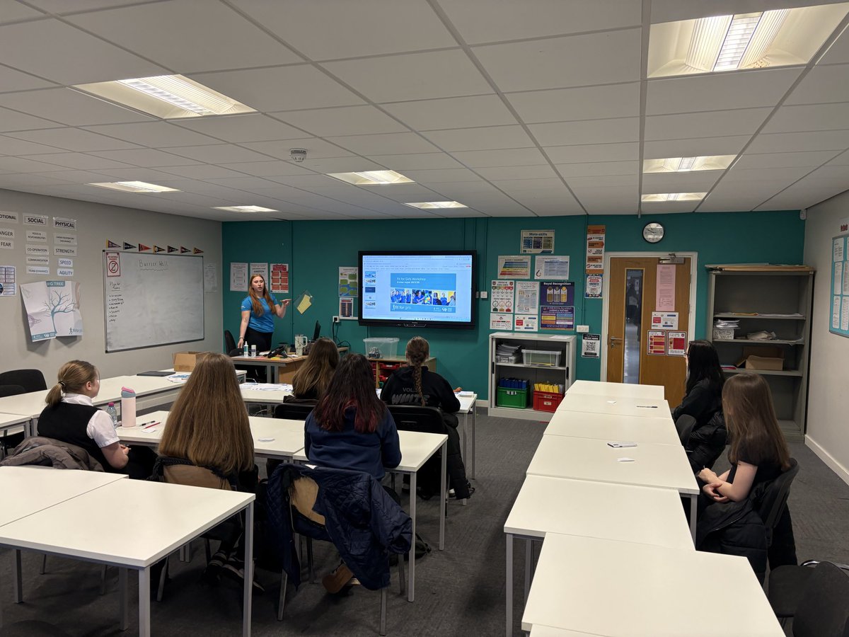 ASIrvineRoyal's tweet image. #TrySomethingNew 💛🖤

Great to have @sportscotland #FitForGirls tutor &amp;amp; @IrvineRoyalPE delivering a workshop to @IrvineRoyalAcad #ActiveGirls &amp;amp; YA’s 👏🏻 

Pupils are looking to increase girls participation &amp;amp; be positive role models in school 🌟 

@NAActiveSchools @LinzieSloan