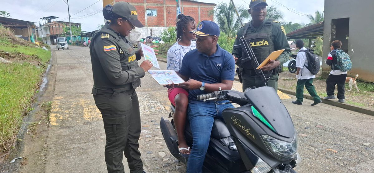 PoliciaChoco's tweet photo. En Puerto Meluk – Medio Baudó realizamos la campaña “Yo Te Cuido Mujer” en barrios Villa Nueva.
Socializamos la Estrategia #EMFAG rutas de atención y líneas 123 y 155, promoviendo la denuncia y el respeto por los derechos de la mujer.
Denunciar salva vidas. 💜🇨🇴 #PatrullaPurpura https://t.co/9FDxT37JLn