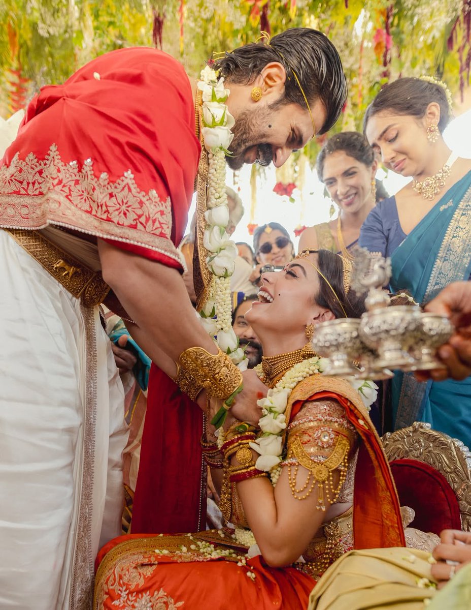 filmfare's tweet photo. #RashmikaMandanna and #VijayDeverakonda tie the knot in an intimate ceremony, with a wedding straight out of a dream. 💖

#Trending https://t.co/OdtBLv8lgM