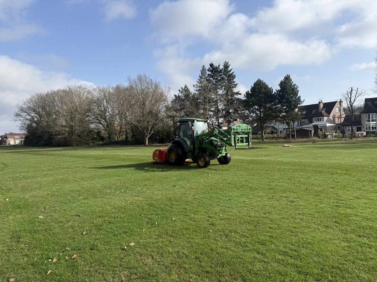 c86low's tweet image. Fairways cut and we made a start on fairway aeration with no previous windows! Let’s see what rain comes our way this evening! 🙄 #golf #turf #greenkeeping