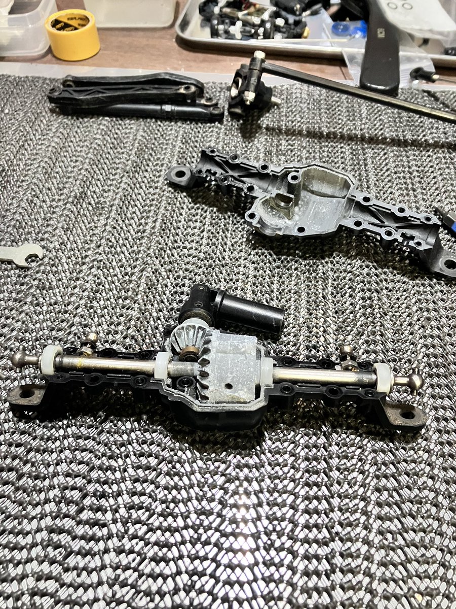 UFRegUJHVNYCXOp's tweet image. タミヤ・CC02 フロントホーシングです♪

リアと違って、内部なかなかやばい状態でした汗

さて綺麗にして行きます（╹◡╹）

#タミヤRC
#CC02