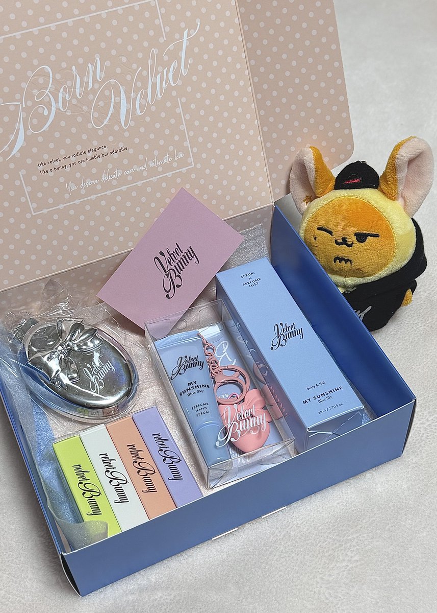 txt0913yz's tweet photo. トゥバちゃんたちがTODOで紹介してた
Velvet Bunnyのセラム×パヒュームミスト
実は(@velvetbunny_jp )様からいただきました！
マーケティングの方も同じMOAだとお聞きして。本当にすごすぎる🐰💓

ちなみにヨンジュンがシュッてしてた"𝖬𝖸 𝖲𝖴𝖭𝖲𝖧𝖨𝖭𝖤"はせっけんのやさしい香りで個人的に1番好みだったので毎日使わせていただきます🤍🫧ハンドセラムもバッグにつけたらめっちゃかわいいと思う！！

箱までかわいいしたくさんくださって本当にありがとうございます😭💓
他の香りもオードトワレで試した感想↓