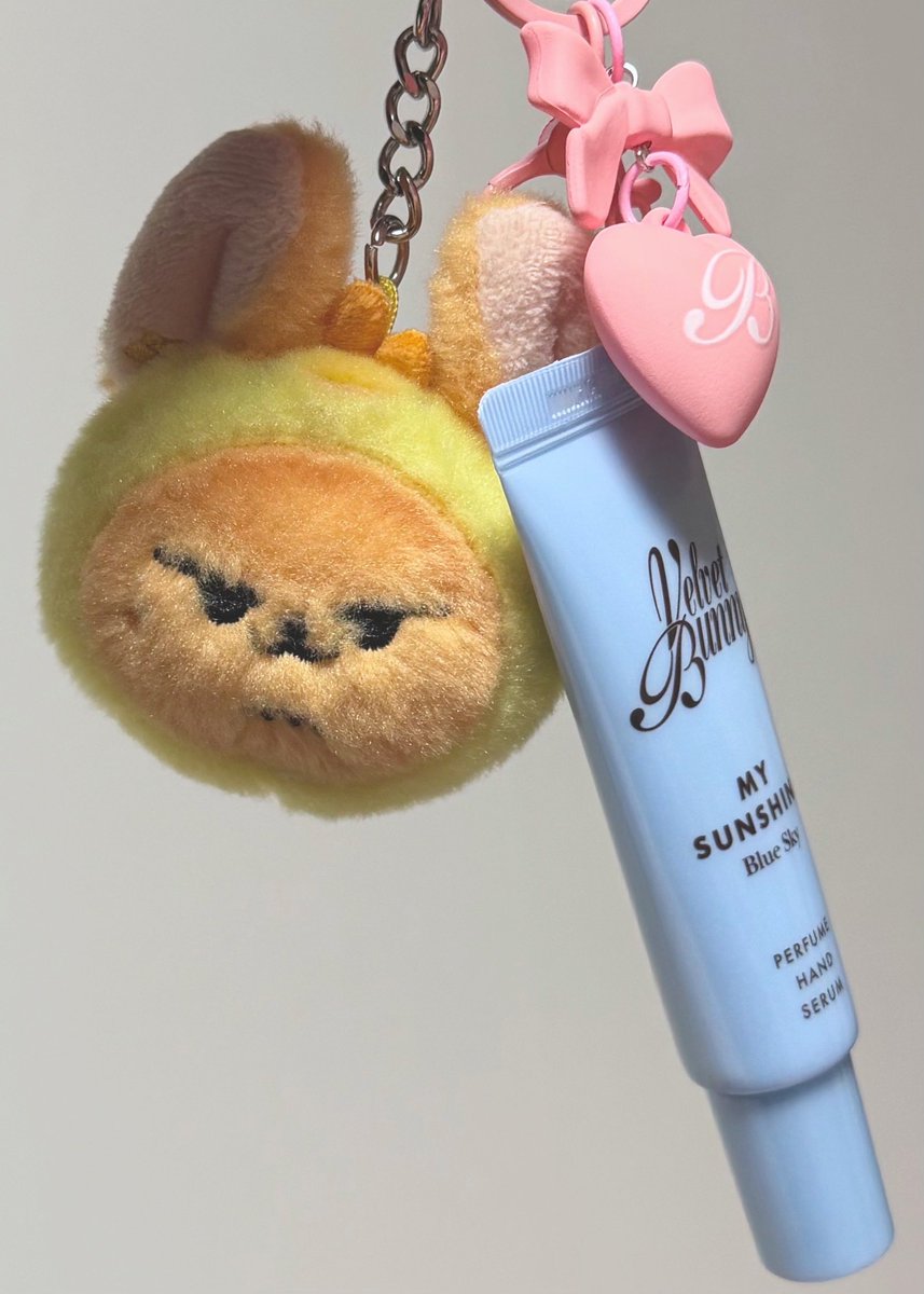 txt0913yz's tweet photo. トゥバちゃんたちがTODOで紹介してた
Velvet Bunnyのセラム×パヒュームミスト
実は(@velvetbunny_jp )様からいただきました！
マーケティングの方も同じMOAだとお聞きして。本当にすごすぎる🐰💓

ちなみにヨンジュンがシュッてしてた"𝖬𝖸 𝖲𝖴𝖭𝖲𝖧𝖨𝖭𝖤"はせっけんのやさしい香りで個人的に1番好みだったので毎日使わせていただきます🤍🫧ハンドセラムもバッグにつけたらめっちゃかわいいと思う！！

箱までかわいいしたくさんくださって本当にありがとうございます😭💓
他の香りもオードトワレで試した感想↓
