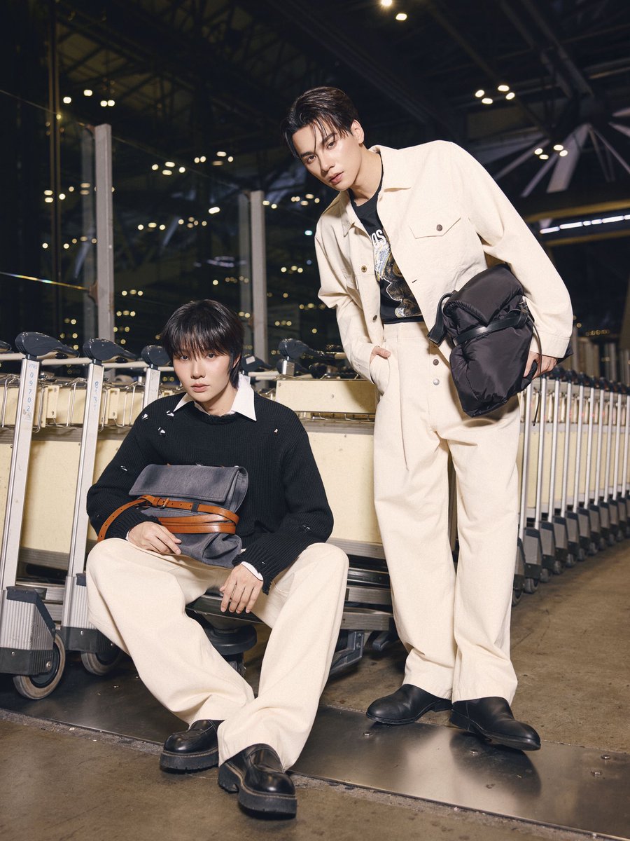 VogueThailand's tweet photo. #VogueFashionWeek เปิดภาพแอร์พอร์ตลุคของ ‘เก่ง-หฤษฎ์’ @harit_keng และ ‘น้ำปิง-นภัสกร’ @nampingnapat ที่บินไปร่วมชมแฟชั่นโชว์ของ @Moschino คอลเล็กชั่นฤดูใบไม้ร่วง/ฤดูหนาว 2026 ที่กรุงมิลาน โดยทั้งคู่มาในลุคที่รังสรรค์โดย ‘Adrian Appiolaza’ ครีเอทีฟไดเร็กเตอร์คนปัจจุบัน ซึ่งเก่งมาในลุคแจ็กเก็ต button-fastening flap-pocket jacket แมตช์กับกางเกงโทนสีเดียวกัน ในขณะที่น้ำปิงมาในเสื้อสเวตเตอร์ TOO HAUTE TO HANDLE CREW WITH CUT OUTS - Jumper - Nero พร้อมถือกระเป๋า Tie Me BAG ไอคอนิกพีซจากรันเวย์ ติดตามโชว์ได้ในวันที่ 27 กุมภาพันธ์ 2026 เวลา 23:00 น. ตามเวลาประเทศไทย และติดตามคอนเทนต์ได้ที่ทุกช่องทางของโว้กประเทศไทย #Moschino #KengNamping #เก่งน้ำปิง
#KENGNAMPINGWITHMOSCHINO 

Photo: Courtesy of Moschino TH