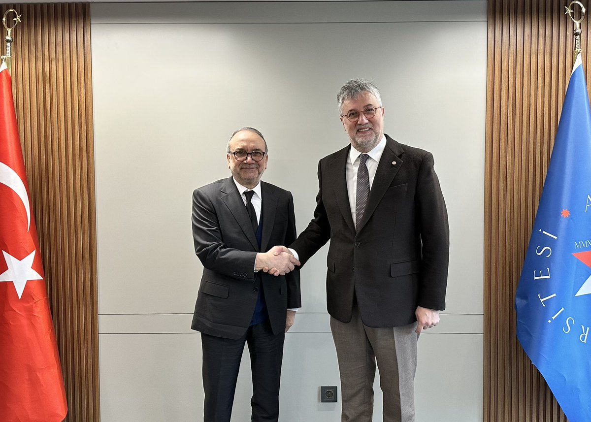 atlasunv's tweet photo. Destek Patent’in Kurucusu Sayın Kemal Yamankaradeniz, CEO Sayın Faruk Yamankaradeniz ve Destek Grup Yöneticisi Sayın Hakan Demir, İstanbul Atlas Üniversitesi’ni ziyaret etti.

Rektörümüz Prof. Dr. Ersoy Kocabıçak’ın (@ersoykocabicak) ev sahipliğinde gerçekleştirilen görüşmede; patent, fikri ve sınai mülkiyet alanındaki güncel gelişmeler ile üniversite-sanayi iş birliği modelleri ve ortak proje olanakları ele alındı.

Ziyaret kapsamında, iki kurum arasında özellikle inovasyon, Ar-Ge ve ticarileşme süreçlerinde geliştirilebilecek iş birliği alanlarına ilişkin değerlendirmelerde bulunuldu ve karşılıklı istişareler gerçekleştirildi.

Akademi ile sektör arasında kurulacak sürdürülebilir iş birlikleri; ülkemizin teknoloji üretim kapasitesini artıracak, girişimcilik ekosistemini güçlendirecek ve küresel rekabet gücüne katkı sağlayacaktır. 

#ÜniversiteSanayiİşBirliği #FikriMülkiyet #ArGeVeİnovasyon #SürdürülebilirİşBirliği