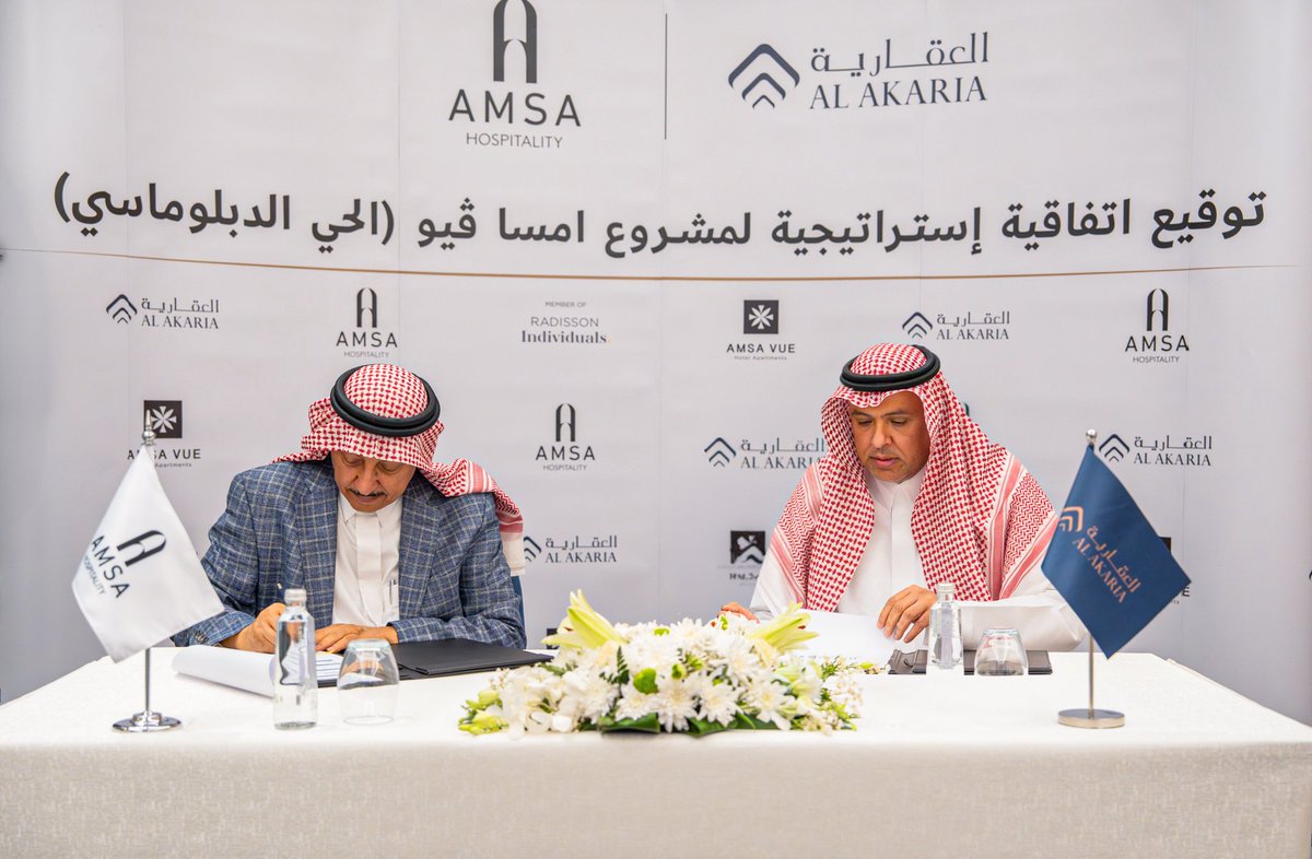 HospitalityAmsa's tweet photo. وقّعت امسا للضيافة اتفاقية تأجير طويلة الأمد لمشروع امسا فيو  في حي السفارات بمدينة الرياض مع شركة العقارية، في خطوة تعكس التوجه نحو نماذج تشغيلية مستدامة تعظم قيمة الأصول وتعزز كفاءة الأداء.

تبلغ القيمة الإجمالية للاتفاقية نحو 1.19 مليار ريال سعودي لمدة 20 عامًا، ما يؤكد طبيعة الاستثمار طويل الأجل والتركيز على استدامة العوائد وجودة التشغيل.

يمتد المشروع على مساحة تقارب 40 ألف متر مربع، ويضم 240 وحدة سكنية (176 شقة و64 فيلا وتاون هاوس)، مع تشغيل متوقع في الربع الرابع من 2026، ليشكل إضافة نوعية في أحد أكثر أحياء الرياض تميزًا.

تمثل هذه الاتفاقية محطة مفصلية في مسيرة #امسا_للضيافة، وترسيخًا لنهجها في إدارة وتشغيل المجتمعات السكنية المتكاملة تحت علامة راديسون العالمية.

AMSA Hospitality has signed a long-term lease agreement for AMSA VUE in Riyadh’s Diplomatic Quarter with Al Akaria Company, reinforcing its strategic direction toward sustainable operating models that maximize asset value and performance.

With a total agreement value of approximately SAR 1.19 billion over 20 years, the partnership reflects a long-term investment approach focused on sustainability and operational excellence.

Spanning nearly 40,000 sqm, the development comprises 240 residential units (176 apartments and 64 villas & townhouses), with operations expected in Q4 2026 — positioning the project as a premium residential offering in one of Riyadh’s most distinguished districts.

This agreement marks a pivotal milestone for #AMSA_Hospitality under the global Radisson brand.