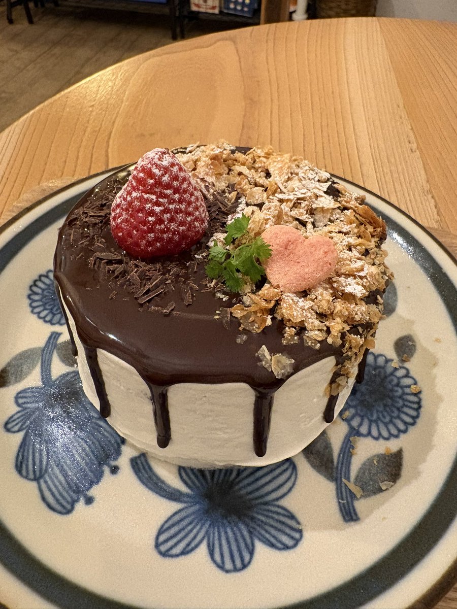 dkk555's tweet photo. 約20日ぶりのBlueAppleさんの夜営業日😄
「キトンキャップにゃんこ」「バレンタインホール」をいただきました😋
🐈🍧は上に乗っている羊羹が美味しく黒ごま豆腐、🍓、🍌など色々入っていてバレンタイン🍧は🍫が美味しい👍
明日も帰りに寄ってこよう😁
②⑧
#BlueApple
#足利市
#かき氷 https://t.co/zS8gJW0osC