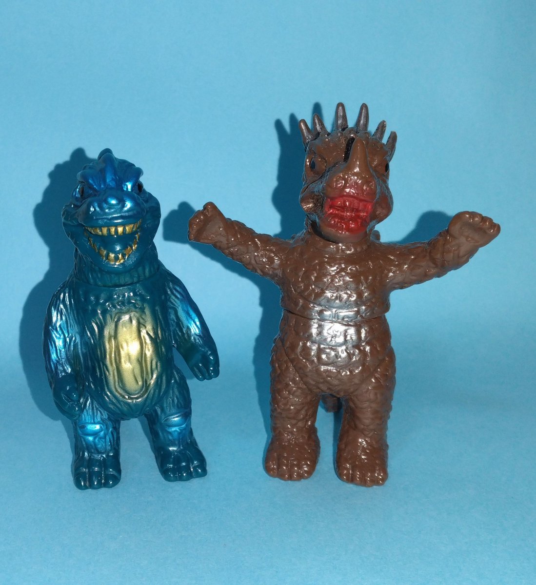 ブルマァク復刻版のゴジラとアンギラスのミニサイズです。最近、これら