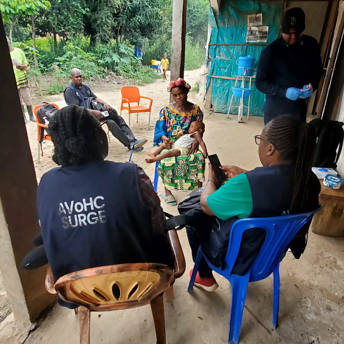 OMSCongo's tweet photo. Face à la résurgence du #choléra à l’île Mbamou et dans le Congo-Oubangui, l’@OMSCongo appuie le @MSP_CG dans le déploiement des équipes SURGE pour renforcer la riposte, sauver des vies et protéger les communautés vulnérables, avec le soutien de la fondation @SnpcGroupe 🇨🇬. https://t.co/duZWu6c5wa