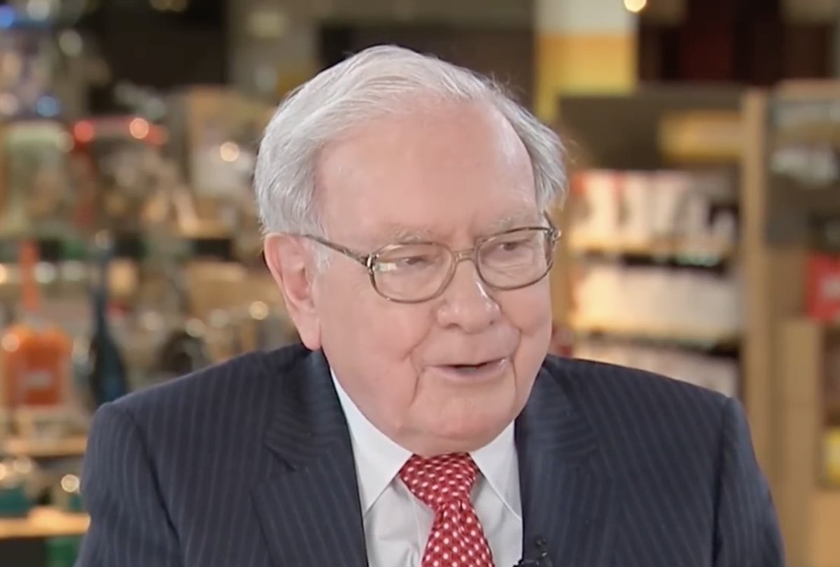 Buffett: Pessoas que misturam política com decisões de investimento, na minha opinião, cometem um erro. Observei isso a vida inteira. 

Em boa parte da minha vida adulta houve presidentes em quem eu não votei, e isso nunca me tirou da bolsa. 

A economia americana já passou por