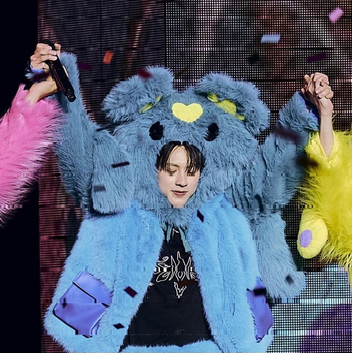 ชอบออสกี้ที่น้องใส่เบื้องหลังอันนี้ง่ะ ทำไมอันใส่ในคอนตากับปากถึงสลับแบบนั้น😅