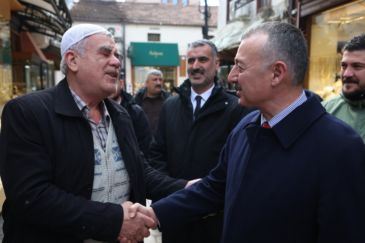 tahirbuyukakin's tweet photo. Ecdat yadigârı Üsküp Eski Çarşı’da soydaşlarımızla kucaklaştık...

Gönül coğrafyamızın her bir köşesinde olduğu gibi Üsküp’te de esnafımızın ve kardeşlerimizin bizlere gösterdiği o derin muhabbet, memleketimize duyulan sarsılmaz güvenin en somut nişanesidir.

Özellikle Cumhurbaşkanımız Sayın Recep Tayyip Erdoğan’ın liderliğindeki güçlü ülkemizin buralara verdiği güveni, soydaşlarımızın gözlerindeki o parıltıda bizzat müşahede etmek bizleri ziyadesiyle mutlu etti. Türkiye’nin gücü, Balkanlar’ın huzuru ve teminatıdır.