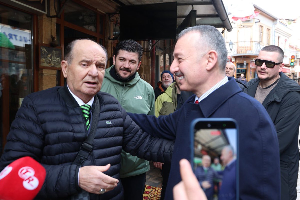 tahirbuyukakin's tweet photo. Ecdat yadigârı Üsküp Eski Çarşı’da soydaşlarımızla kucaklaştık...

Gönül coğrafyamızın her bir köşesinde olduğu gibi Üsküp’te de esnafımızın ve kardeşlerimizin bizlere gösterdiği o derin muhabbet, memleketimize duyulan sarsılmaz güvenin en somut nişanesidir.

Özellikle Cumhurbaşkanımız Sayın Recep Tayyip Erdoğan’ın liderliğindeki güçlü ülkemizin buralara verdiği güveni, soydaşlarımızın gözlerindeki o parıltıda bizzat müşahede etmek bizleri ziyadesiyle mutlu etti. Türkiye’nin gücü, Balkanlar’ın huzuru ve teminatıdır.