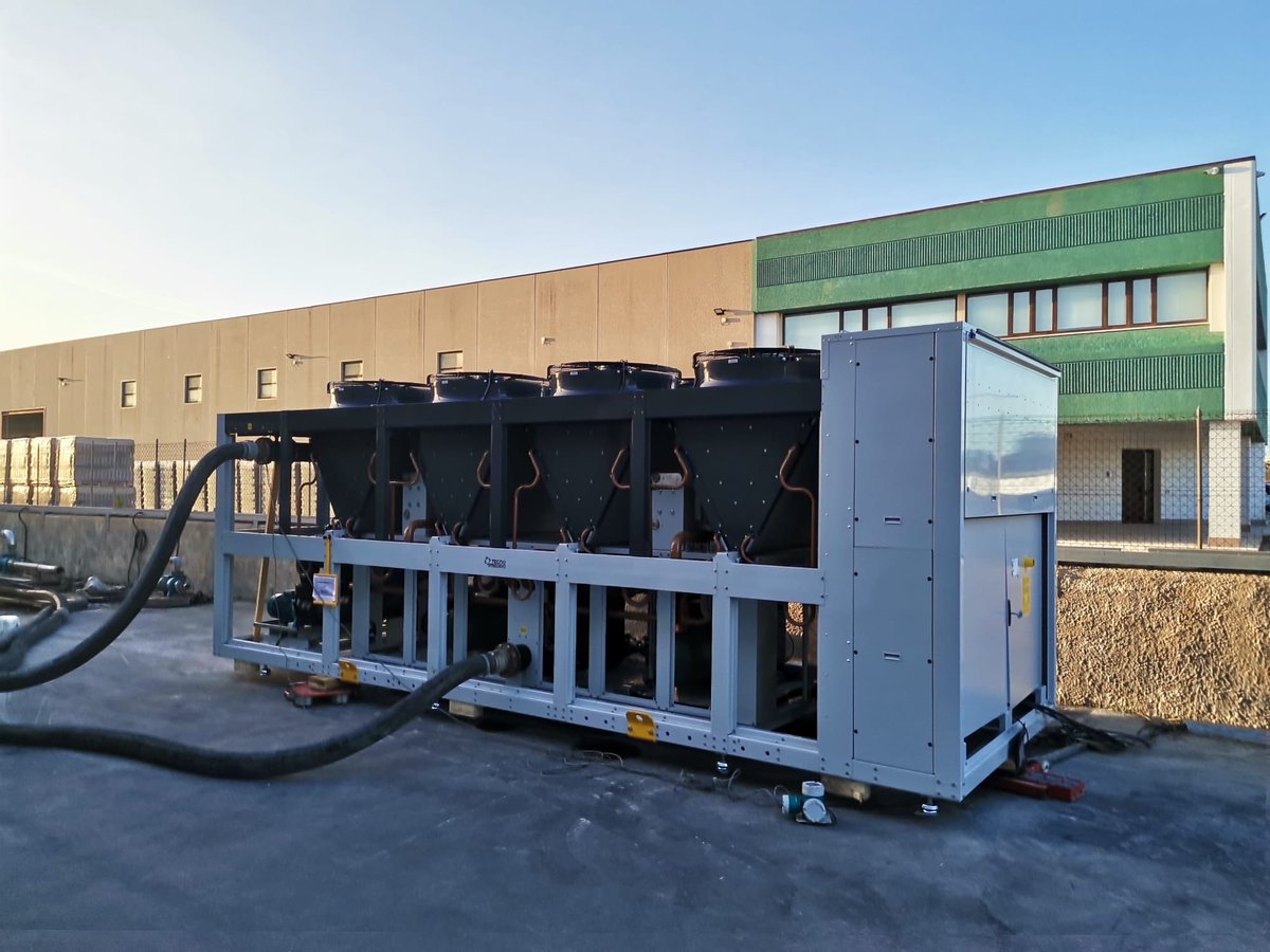 AFRefrigeration's tweet photo. AFR just completed successful customer witness testing on two R290, 330kW chillers at Tecnofreddo S.r.l’s factory in Sicily.

The units are destined for a new bakery facility near Heathrow where they will be integrated with several Güntner glycol evaporators throughout the site https://t.co/9DUORmlJyA