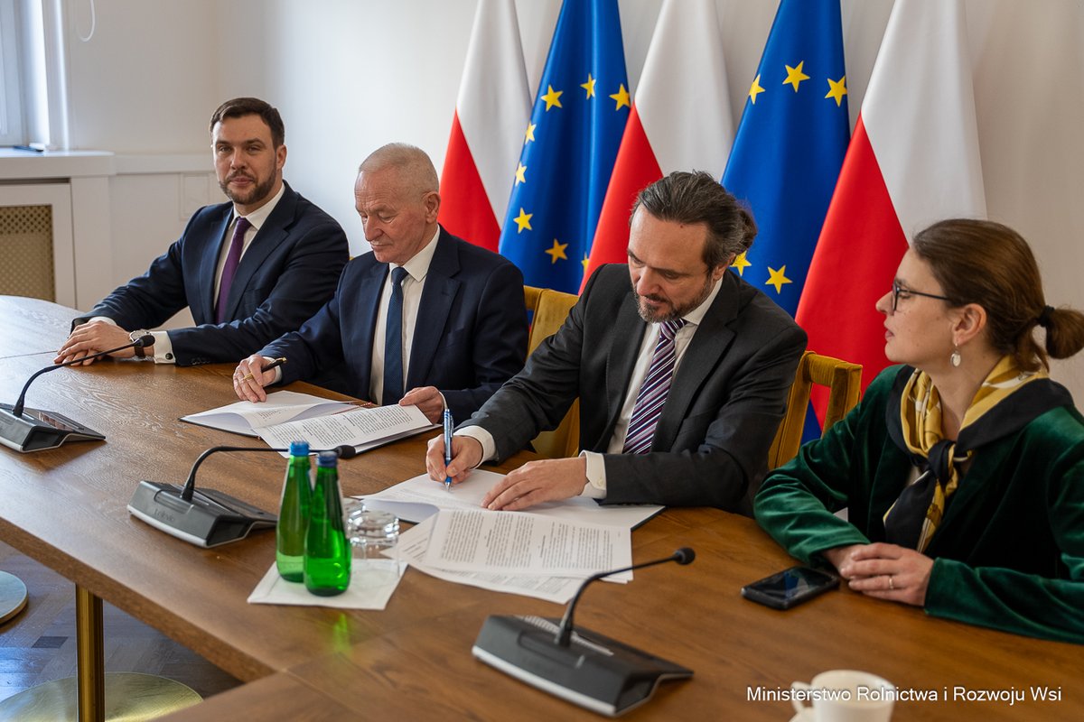 IharPib's tweet photo. Umowa między IHAR-PIB a Krajową Grupą Spożywczą o współpracy w zakresie wdrażania NGT w hodowli roślin podpisana! https://t.co/RDOgonbvhK