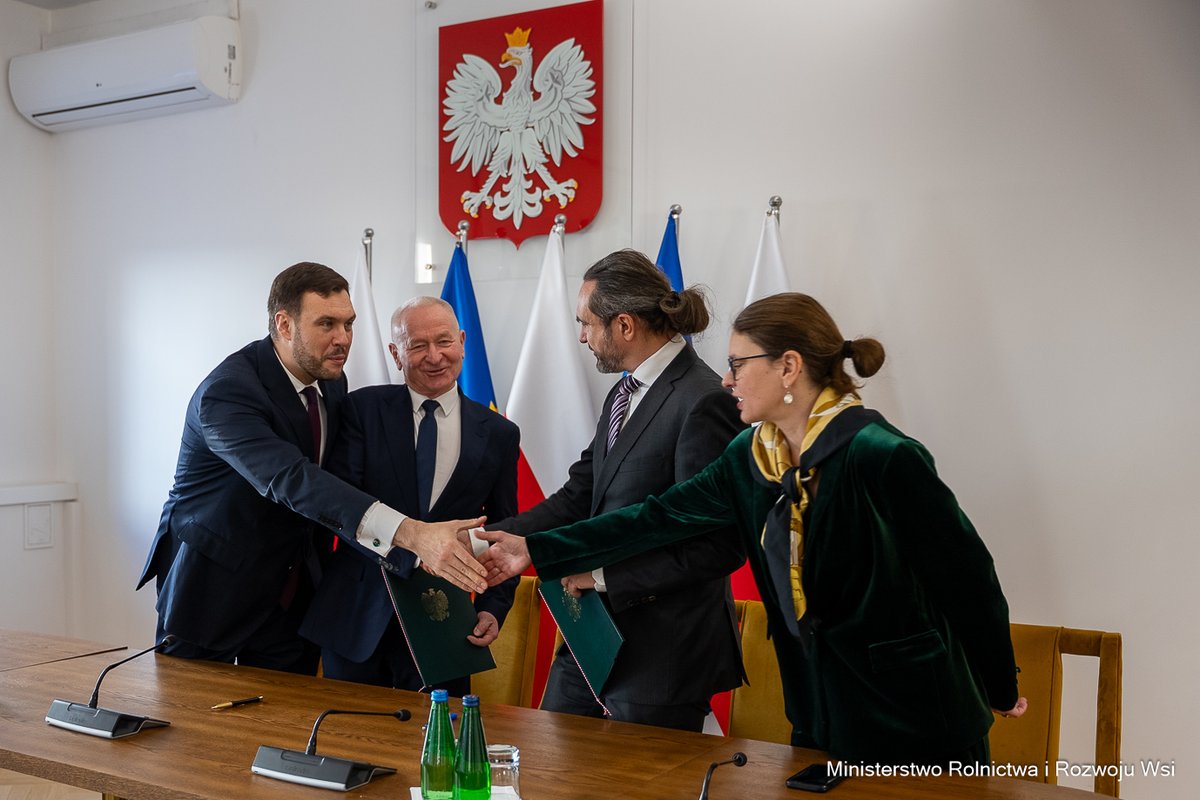 IharPib's tweet photo. Umowa między IHAR-PIB a Krajową Grupą Spożywczą o współpracy w zakresie wdrażania NGT w hodowli roślin podpisana! https://t.co/RDOgonbvhK
