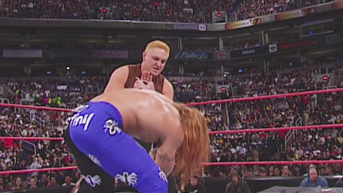 wrestle_hist's tweet photo. 2/26/2001
Essa Rios defeated Samoa Joe (in his WWF debut) on Jakked from the America West Arena in Phoenix, Arizona.
#WWF #WWE #Jakked #EssaRios #SamoaJoe #SamoanDynasty #JoeJoeJoe https://t.co/GLqicx7xMQ
