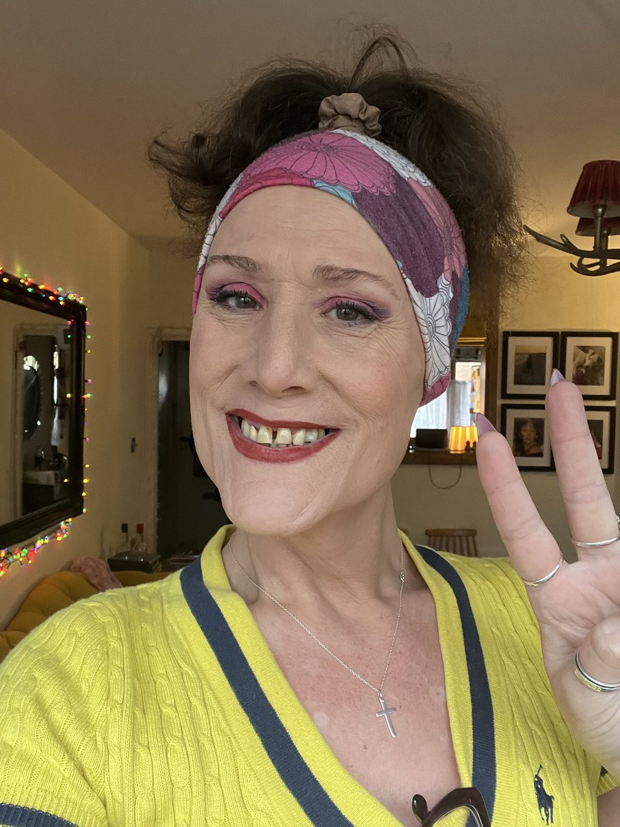 SGCPlested's tweet image. Someone I used to know up until very recently suggested that I get all my teeth pulled out to make them look nicer bearing in mind the person who said this puts their teeth in a glass by the side of their bed every night! 

What do you think of that comment?

#fyp #fypシ #teeth