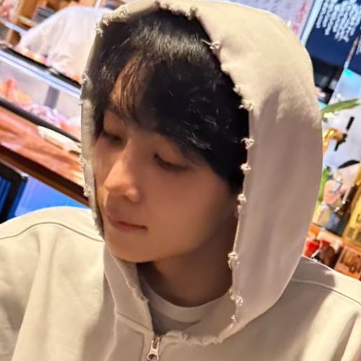 jeonghan my sweet boy forever 🥹🥹😭😭🤏🏻🤏🏻