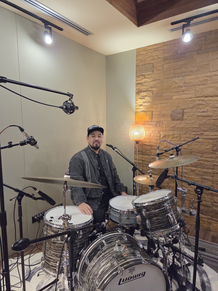 fatz_th's tweet image. When in studio...

#coldbrewstudio #recordingstudio
#recording #studio #music