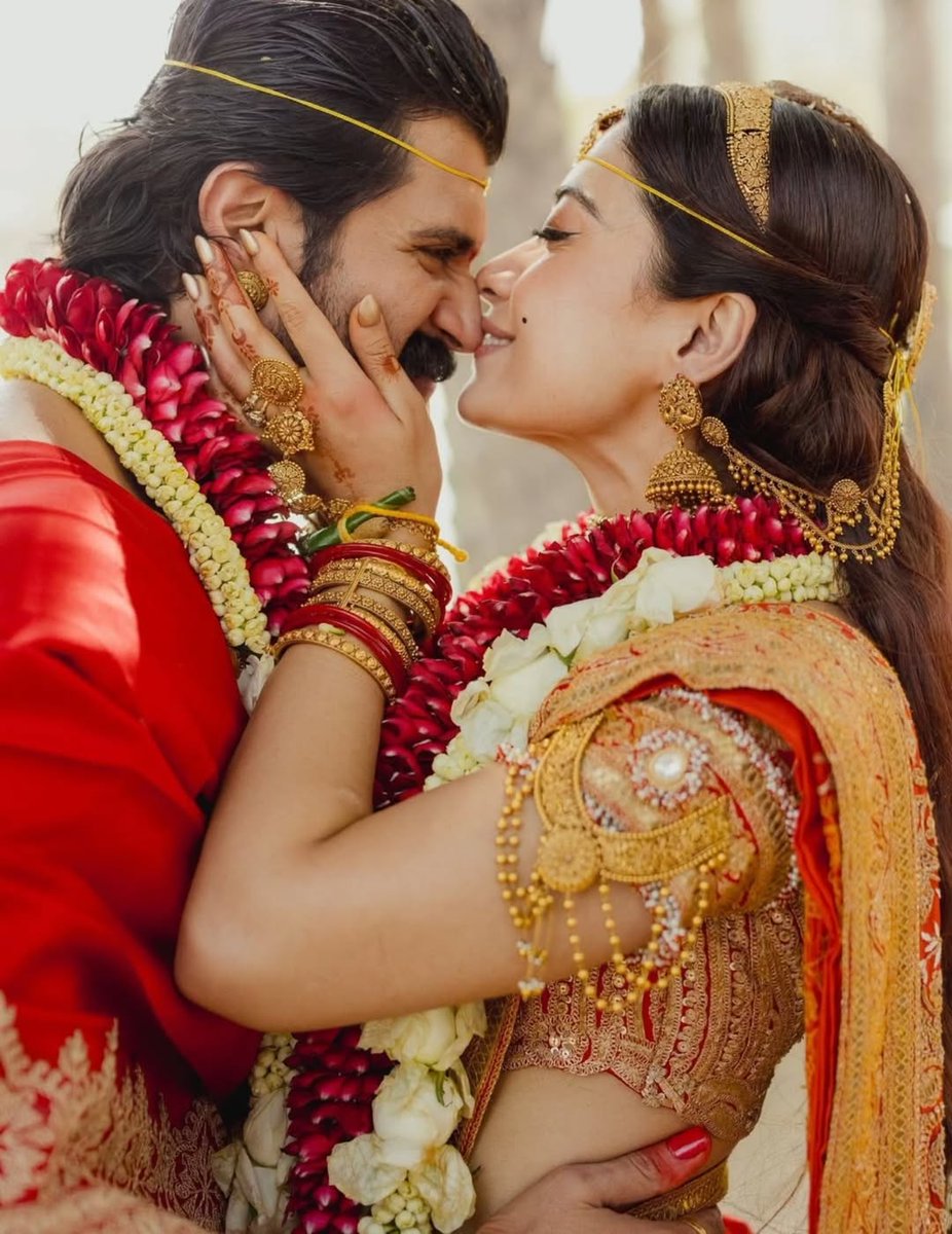 VishaalVishaa10's tweet image. "Finally… my childhood favourite couple got married 💍❤️ Dreams do come true ✨"#RashmikaMandanna #VijayDeverakonda #VDK #RashVDK #PowerCouple #Tollywood #CelebrityWedding #WeddingVibes #CoupleGoals #TrendingNow