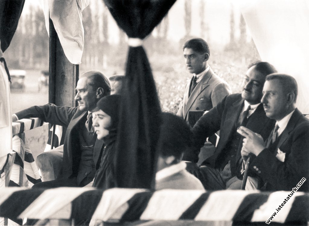 Fenerbahçe’nin önemli maçlardaki bahtsızlığını şöyle anlatayım:

Mustafa Kemal Atatürk hayatı boyunca yalnızca bir maç izlemiş… O da Fenerbahçe’nin maçı. Bizimkiler ne mi yapmış? Berabere kalmış.

Atamın suratındaki sinire bakın…