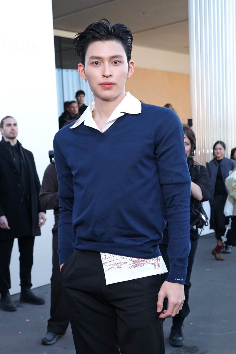 #ELLEMENReport 

ส่องลุค ปอนด์–ณราวิชญ์ กับการปรากฏตัวครั้งแรกในโชว์ของ Prada Fall-Winter 2026 ระหว่าง Milan Fashion Week กับโททัลลุคเรียบโก้ที่สะท้อนความเฉียบคมแบบมินิมัลได้อย่างชัดเจน

#ELLEMENthailand 
#PondNaravit #PradaFW26 #Prada
