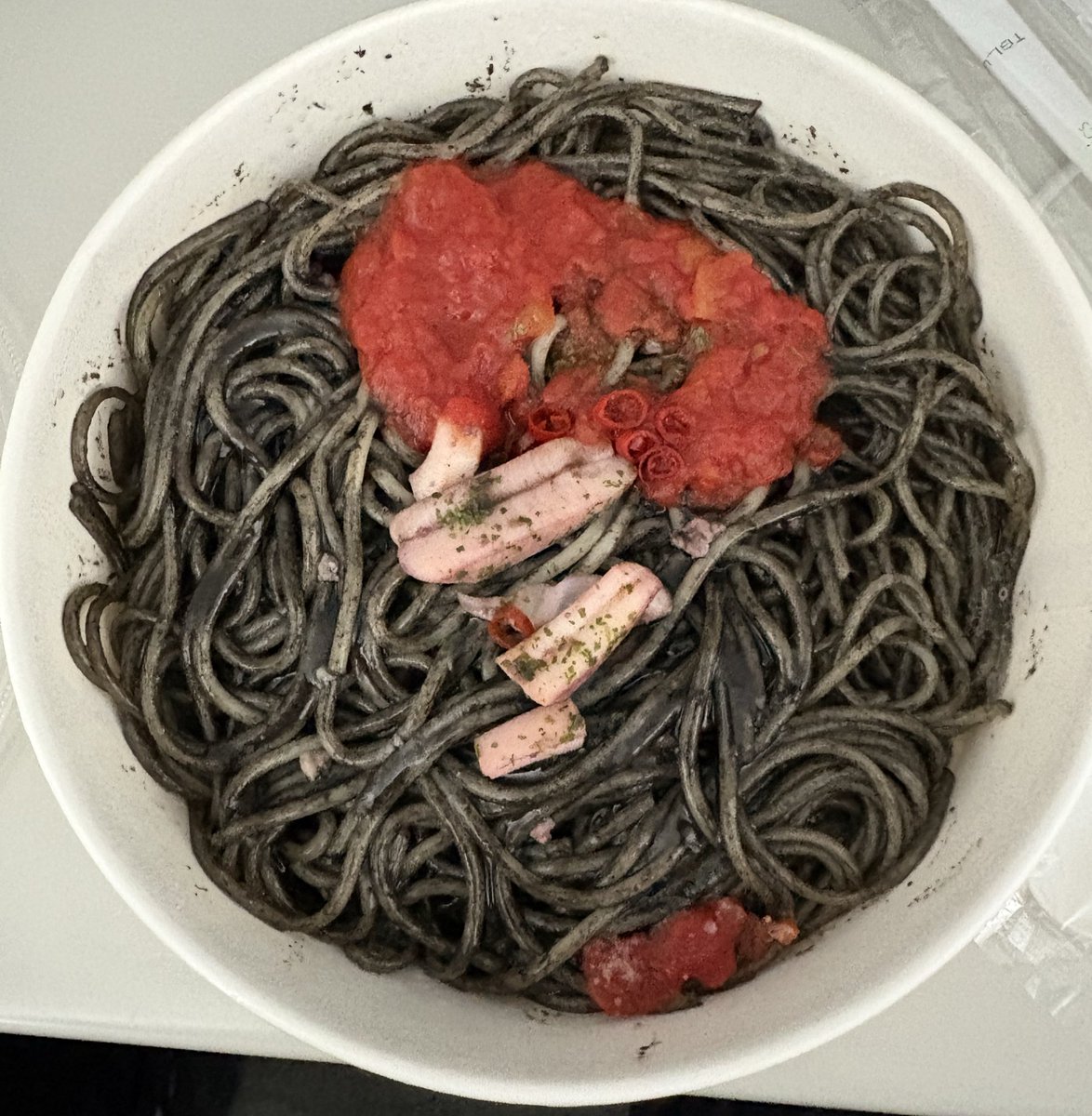 食レポアカウントです。セブンイレブン「ヤミ闇やみつきイカ墨パスタ