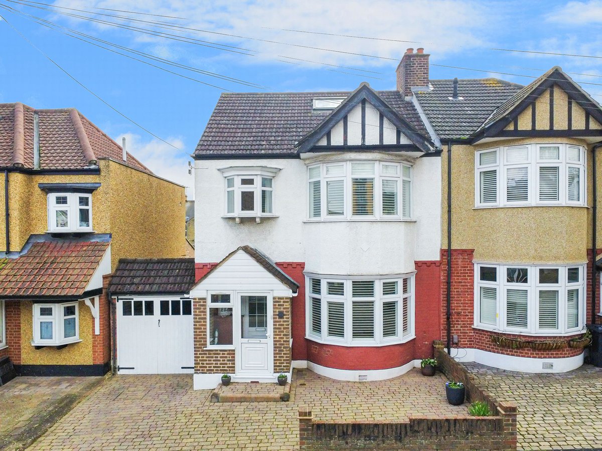 rlmorrisltd's tweet image. 🏡 Property of the Week — Elmhurst Drive, E18

#GuidePrice £950,000

Immaculate 4 bed semi near George Lane &amp;amp; #SouthWoodford Station. Two receptions, loft suite with en suite, south facing garden, garage &amp;amp; parking. Scope to extend STPP.

📞 020 3418 0777

tinyurl.com/4mtfrwpa