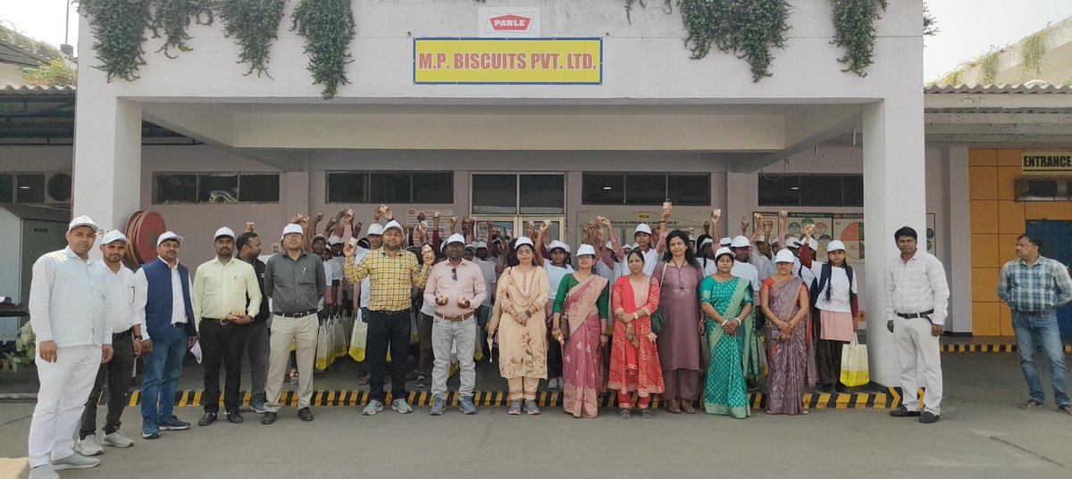 BSA_Chandauli's tweet photo. दिनांक: 25.02.2026 को एक्सपोज़र विज़िट के तहत चकिया ब्लॉक के विद्यार्थियों ने बिस्किट फैक्ट्री का शैक्षिक भ्रमण किया। बच्चों ने मिश्रण से लेकर बेकिंग व पैकेजिंग तक पूरी निर्माण प्रक्रिया को प्रत्यक्ष देखा।
फैक्ट्री में स्वच्छता, गुणवत्ता नियंत्रण, मशीनों की कार्यप्रणाली एवं सुरक्षा उपायों की जानकारी प्राप्त की। विद्यार्थियों ने उत्साहपूर्वक प्रश्न पूछे और औद्योगिक कार्यप्रणाली को समझा।

यह भ्रमण बच्चों के लिए ज्ञानवर्धक, प्रेरणादायक एवं यादगार रहा।
@dmchandauli
@basicshiksha_up
@bsa_sachin
#ExposureVisit #Chakia #LearningByDoing #IndustrialVisit #BasicShiksha #ExperientialLearning