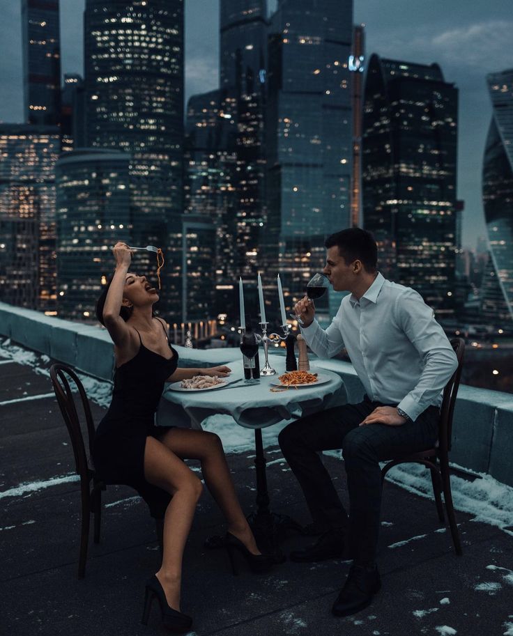 _msd_de's tweet photo. „Ich bin nicht materialistisch.“
– sagt sie, während sie mit einem Sugardaddy im Rooftop-Restaurant sitzt. 🍸😉

#MySugardaddy #Sugardaddy #Sugarbaby #LuxusLifestyle #richlife #Dating https://t.co/YfKHc6bwRD