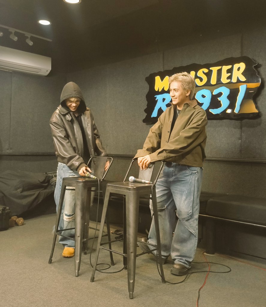 sijyuni's tweet photo. GY is here @ Monster RX 93.1 🤟🏻🤟🏻

#GY #PAMASAHE #POCKETWATCHER #GYatMonsterRx931 @gyowboi @mxryxnbcn https://t.co/OuJ4Rn6cw6