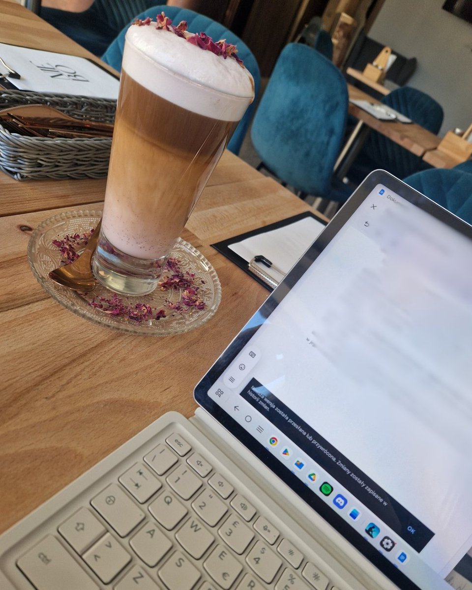 Zmieniam zdanie, wyjście z domu i latte różane to najlepsze, co mogłabym zrobić 🧎🏼‍♀️