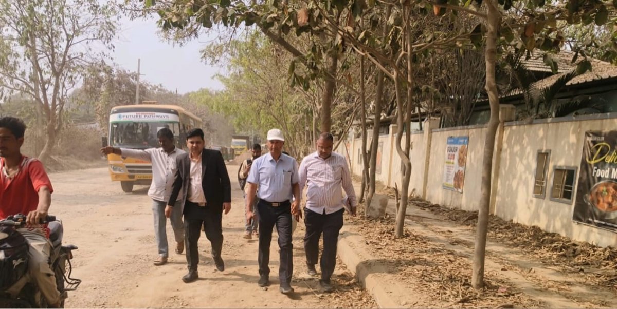GBA_office's tweet photo. 🌧️ Expedite Storm Water Drain Work on Gunjur Club Road – Bengaluru East City Corporation

Commissioner D.S. Ramesh inspected the ongoing storm water drain construction on Gunjur Club Road in the Mahadevapura Assembly Constituency under the jurisdiction of Bengaluru East City Corporation.

🚧 Why this project?
The Gunjur Club Road area has been facing repeated waterlogging during heavy rains due to inadequate storm water drainage. Monsoon flooding has been causing inconvenience to residents and traffic congestion in the locality.

✅ To provide a permanent solution, storm water drain construction has been taken up on priority.

⏳ Target: Complete the work within one month before the onset of monsoon.
The Commissioner directed officials and contractors to expedite the work while maintaining high quality standards.

🌊 Once completed, rainwater will be streamlined towards Gunjur Palya Lake, preventing future waterlogging issues.

🛣️ Road widening works will be taken up after completion of the drain project.

👥 Additional Commissioner Lokhande Sneahal Sudhakar, Executive Engineers, and Assistant Executive Engineers were present during the inspection.
#GreaterBengaluruAuthority 
#BengaluruEastCityCorporation #StormWaterDrain #GunjurClubRoad #Mahadevapura #UrbanInfrastructure #MonsoonPreparedness #DKShivakumar 
@DKShivakumar