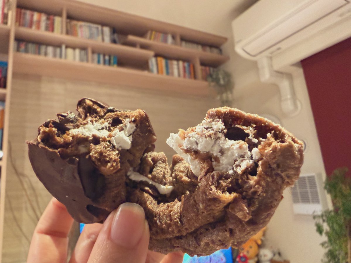 いえーいショコラフレンチ〜🍩
エンゼルショコラよりザクザクチョコクリームショコラの方がチュキ。
特にホワイトチョココーティングの箇所がウマ。